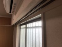 洋間２　カーテンレール　窓　エアコン